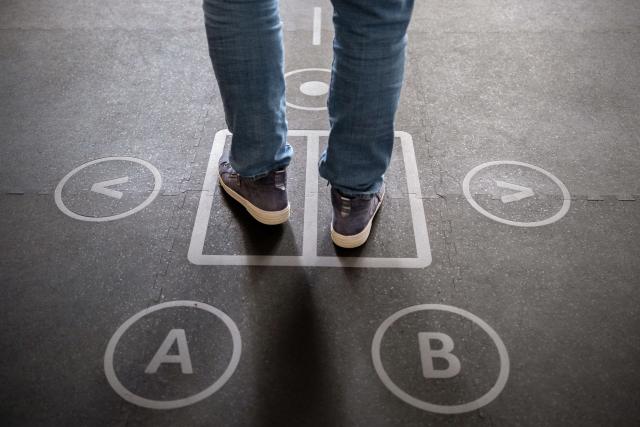 tapis avec des lettres et des formes sur lequel on vout les pieds d'une personne