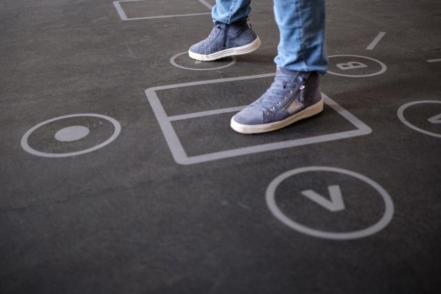 personne faisant des exercices de motricité