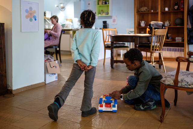 Zwei Kinder spielen drinnen