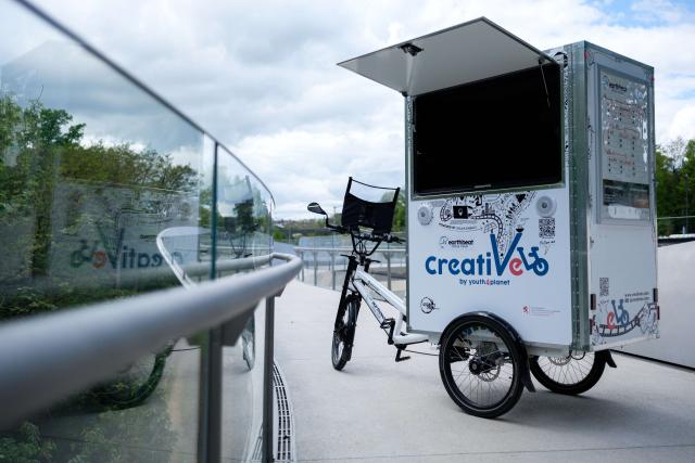 Le vélo du projet Creativelo sur une passerelle au Kirchberg.