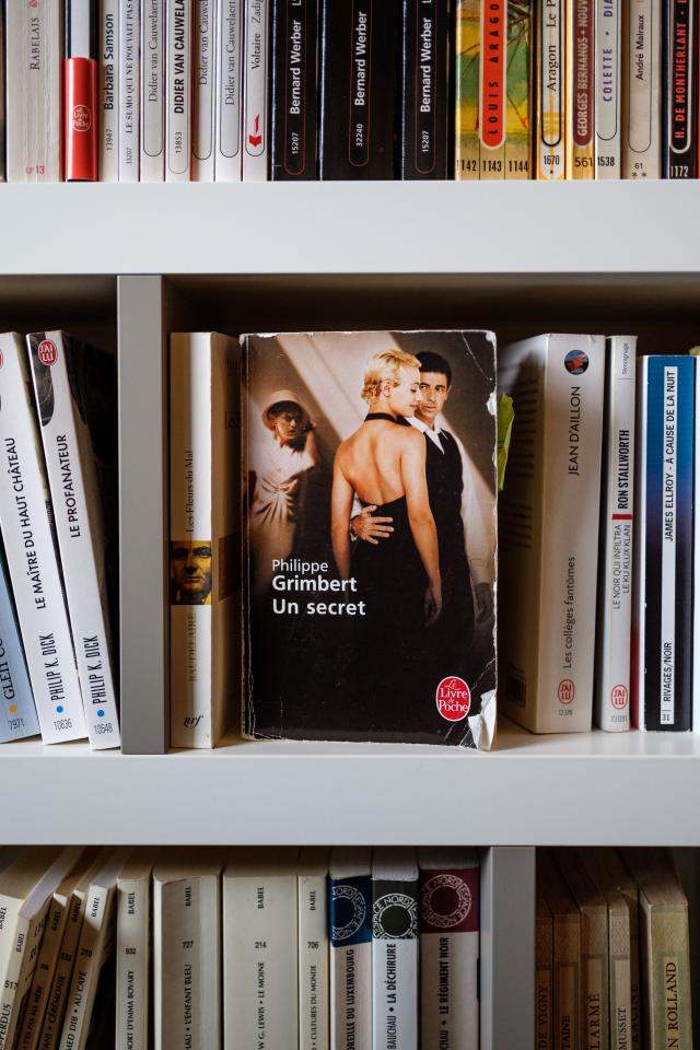 Photo of the book "Un secret" by Philippe Grimbert in a bookshelf