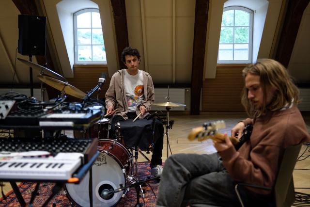 Les musiciens Georges Goerens et Nils Engels du duo ENGLBRT lors d'une répétition dans l'abbaye de Neumünster. L'un joue de la guitare et l'autre fait de la percussion.