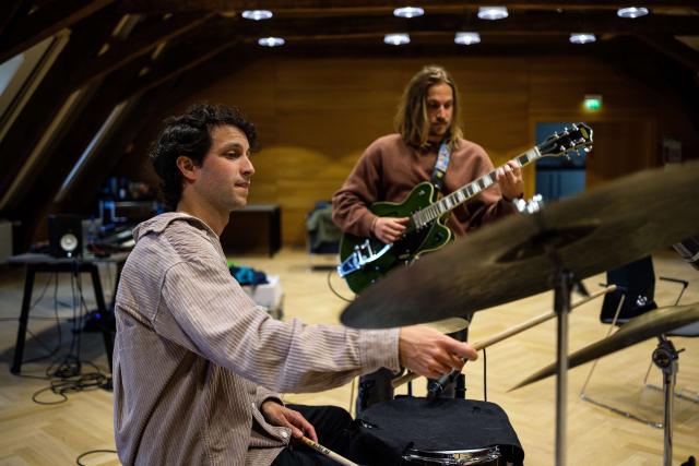 Les musiciens Georges Goerens et Nils Engels du duo ENGLBRT lors d'une répétition.