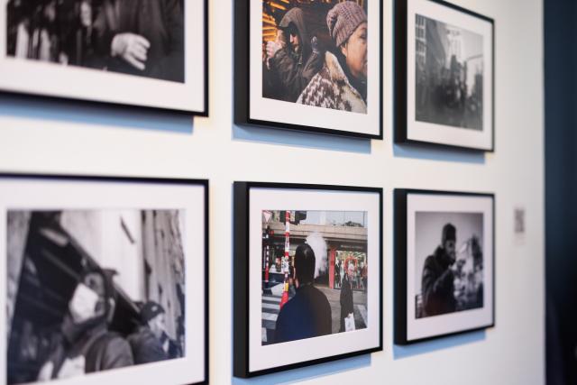 photo d'un mur avec des photographies encadrées