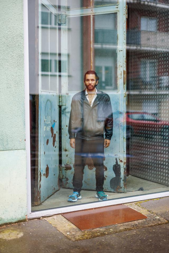 portrait de l'artiste Isaiah Wilson devant la Banannefabrik à Bonnevoie