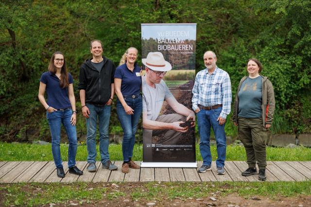 portrait de l'équipe de l'asbl Vereengung fir Biolandwirtschaft Lëtzebuerg, dans un pré