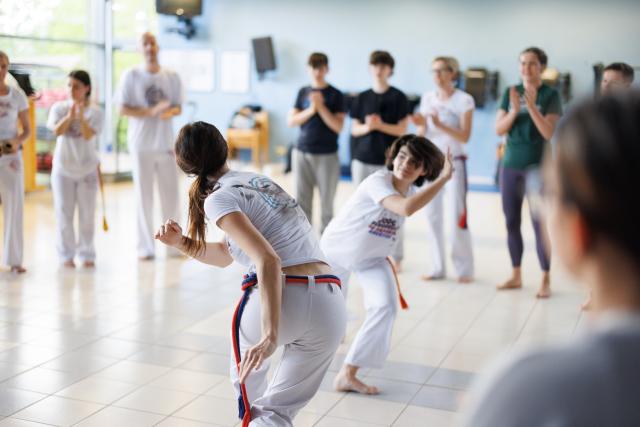 Deux enfants en train de pratiquer la Capoeira