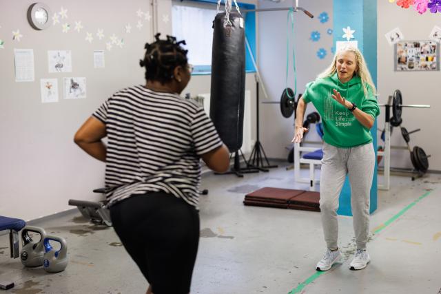 Zwei Frauen tanzen in einem Fitnessstudio