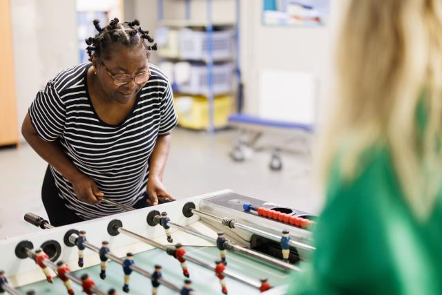 Zwei Frauen spielen Tischfußball