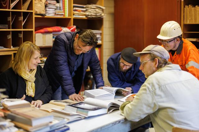 Photo de personnes autour d'une table en train de discuter