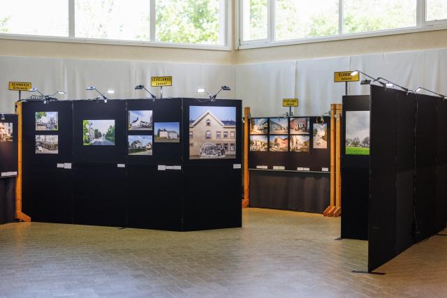 Foto der Ausstellung "Haut a Gëschter – Gëschter an haut: d’Dierfer vu Biekerech". Man sieht Tafeln mit Fotos des Dorfes Beckerich.