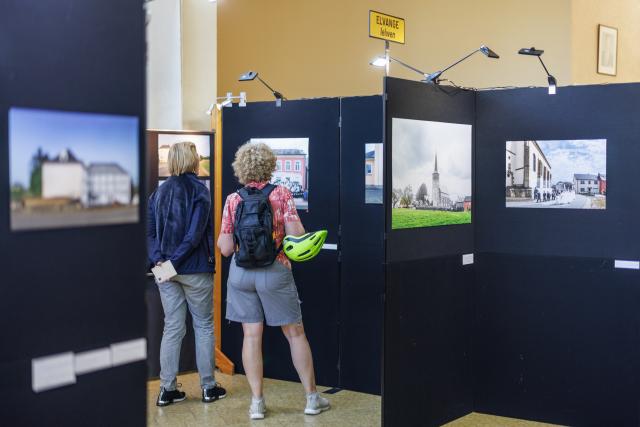 Zwei Frauen, von hinten fotografiert, mitten in einer Fotoausstellung