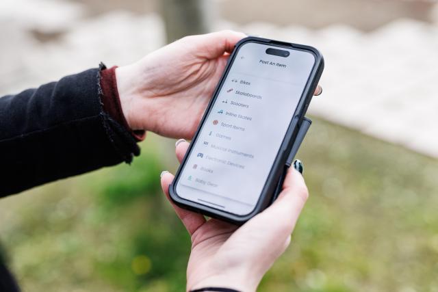 photo d'un téléphone portable entre les mains d'une femme.