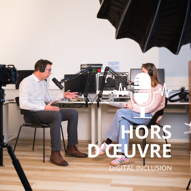 photo du tournage d'un podcast, on voit un homme et une femme assises dans une salle avec des casques et des micros