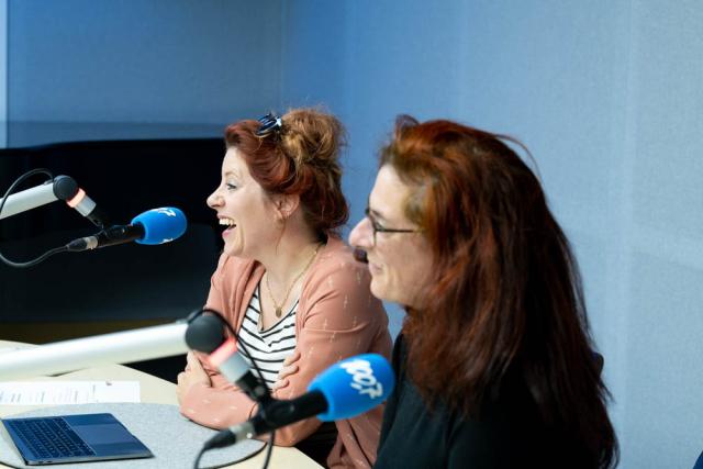 portrait de Betsy Dentzer et Luisa Bevilaqua de l'asbl Erzielkonscht dans un studio de la radio 100,7.