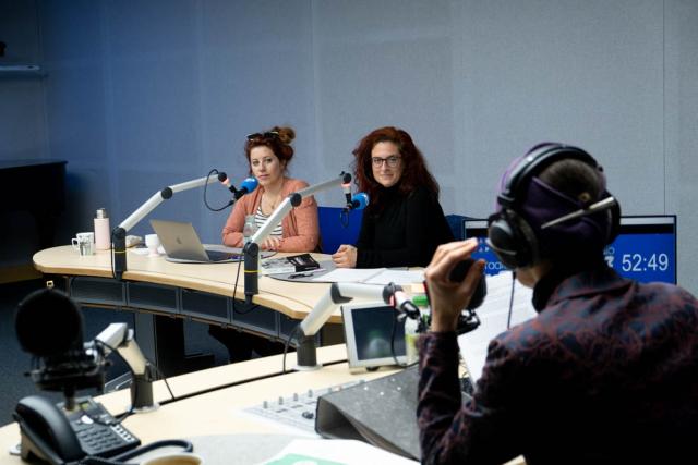 Betsy Dentzer et Luisa Bevilaqua de l'asbl Erzielkonscht dans un studio de la radio 100,7.