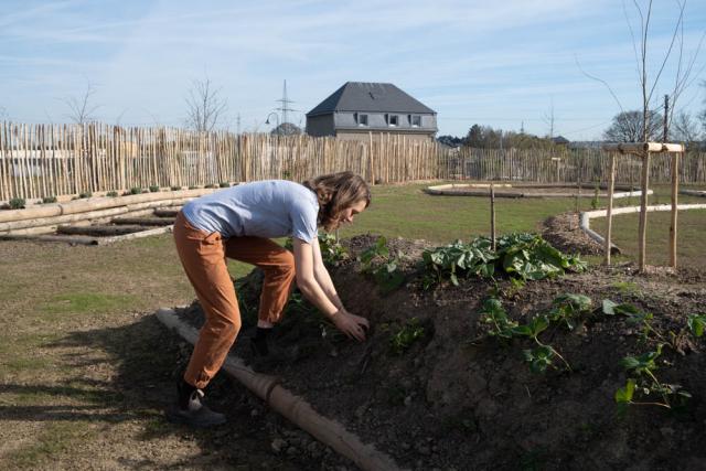 Eine Frau arbeitet im Garten