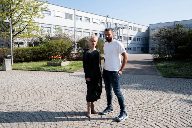 portrait de Milla Trausch et Charles Biver devant le Bouneweger Lycée