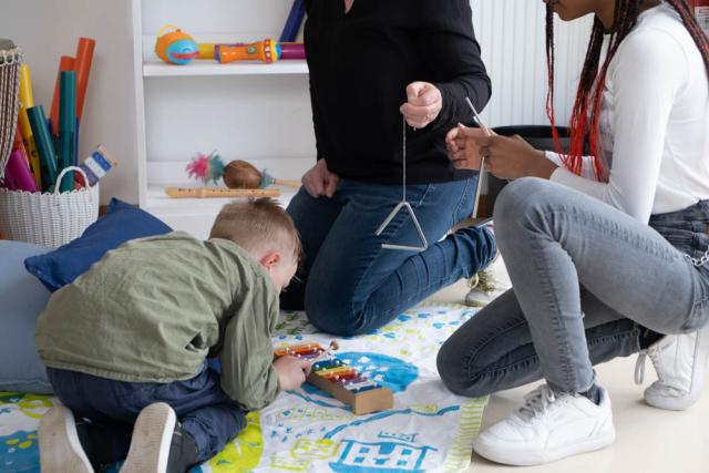 un garçon et une fille jouent des instruments