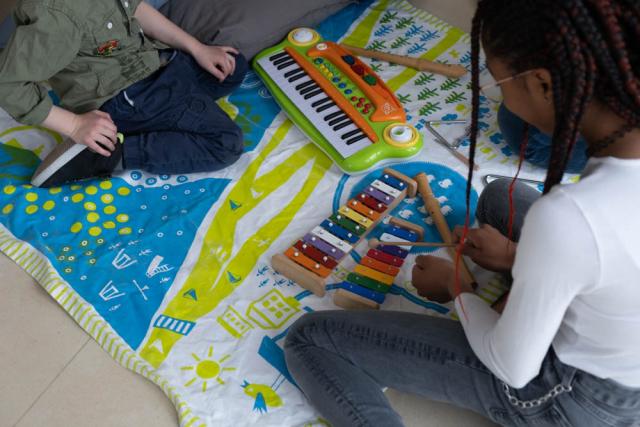 une fille joue sur un xylophone