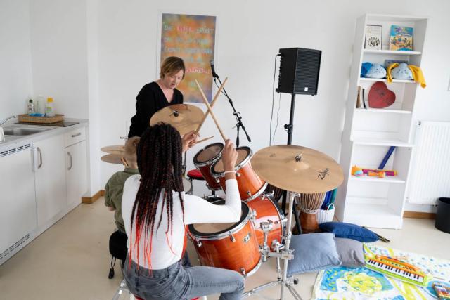 une fille joue sur une batterie