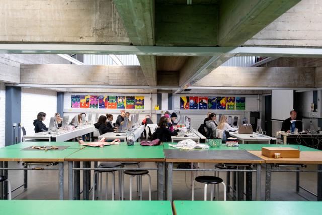 Schüler*innen arbeiten in einem Klassenzimmer des Lycée des Arts et Métiers.