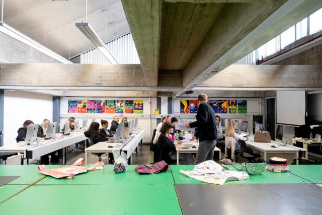 Schüler*innen arbeiten in einem Klassenzimmer am Lycée des Arts et Métiers.