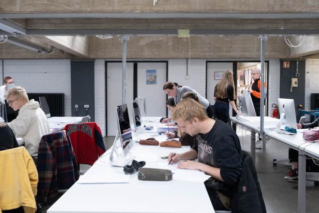 Schüler*innen arbeiten in einem Klassenzimmer des Lycée des Arts et Métiers.