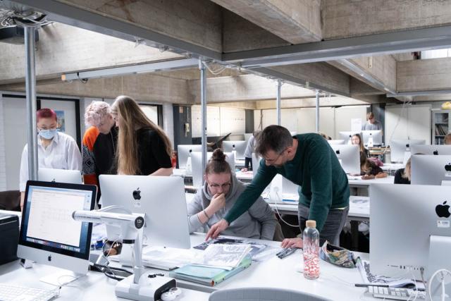 Schüler*innen arbeiten an Computern in einem Klassenzimmer des Lycée des Arts et Métiers.