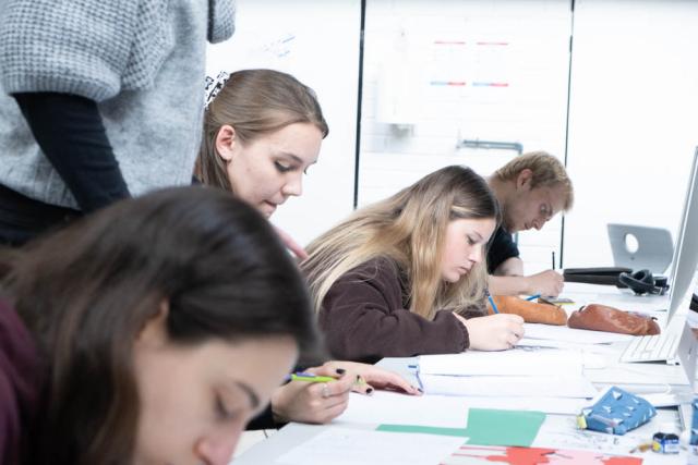 Schüler*innen arbeiten in einem Klassenzimmer am Lycée des Arts et Métiers.