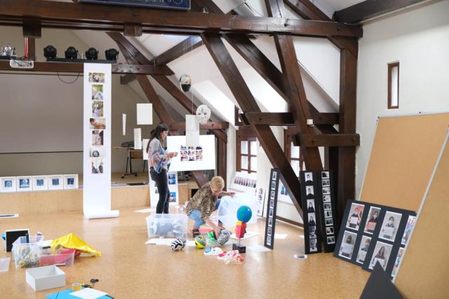 Deux personnes dans une salle en train de travailler pour le montage d'une exposition