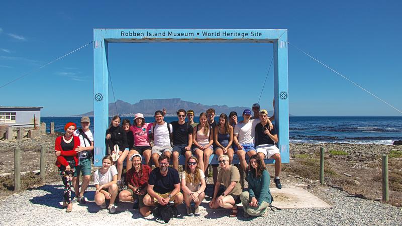 photo de groupe d'une classe de lycéens au Robben Island Museum